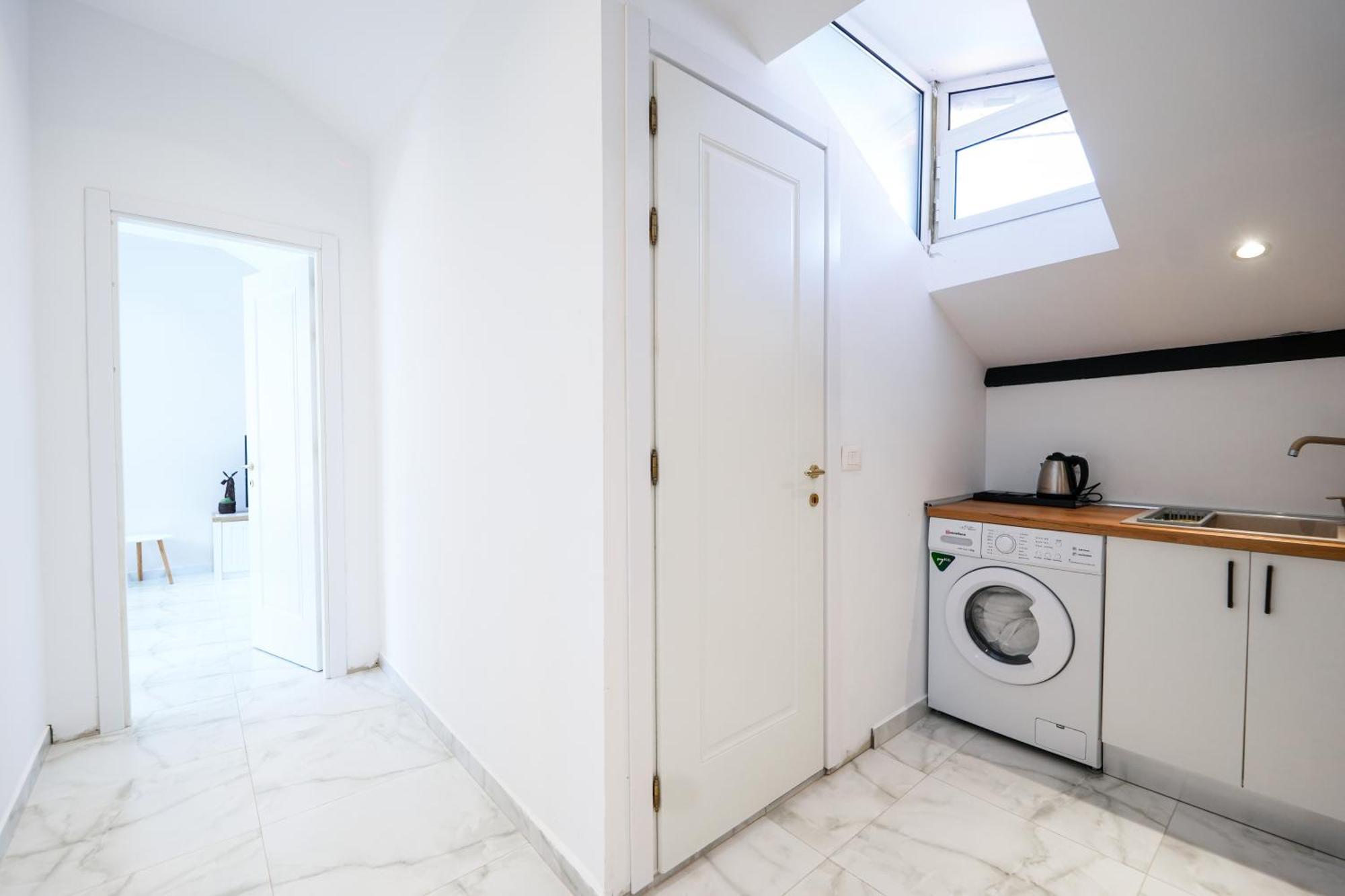 Apartment Center Hideout - *